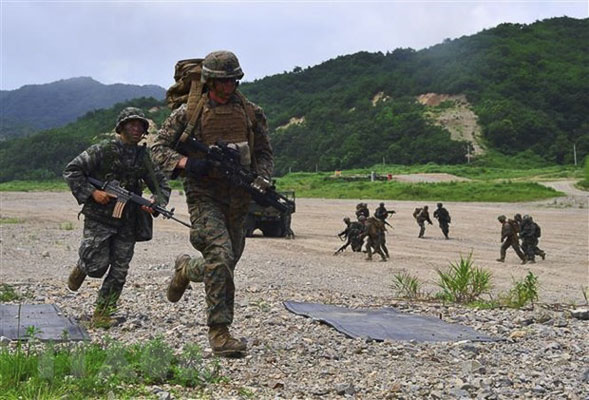 Binh sĩ Mỹ và Hàn Quốc tham gia một cuộc tập trận chung tại Pohang (Hàn Quốc). 