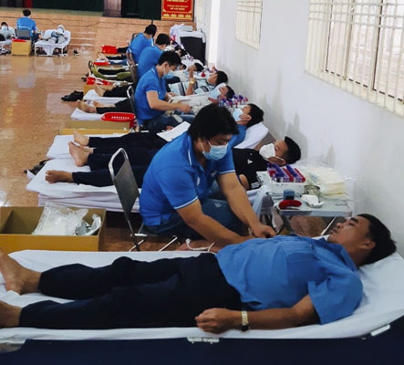 Người lao động thuộc Công ty CP Cao su Bà Rịa  hiến máu tình nguyện sáng 20/3. 