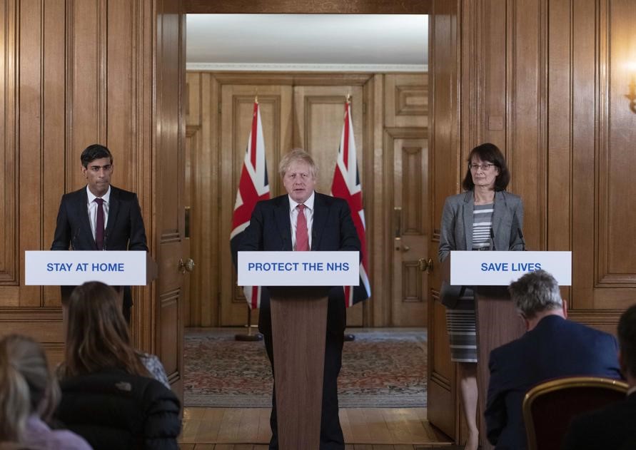 Thủ tướng Anh Boris Johnson tại cuộc họp báo tối 20/3 theo giờ London. Ảnh: dailytelegraph