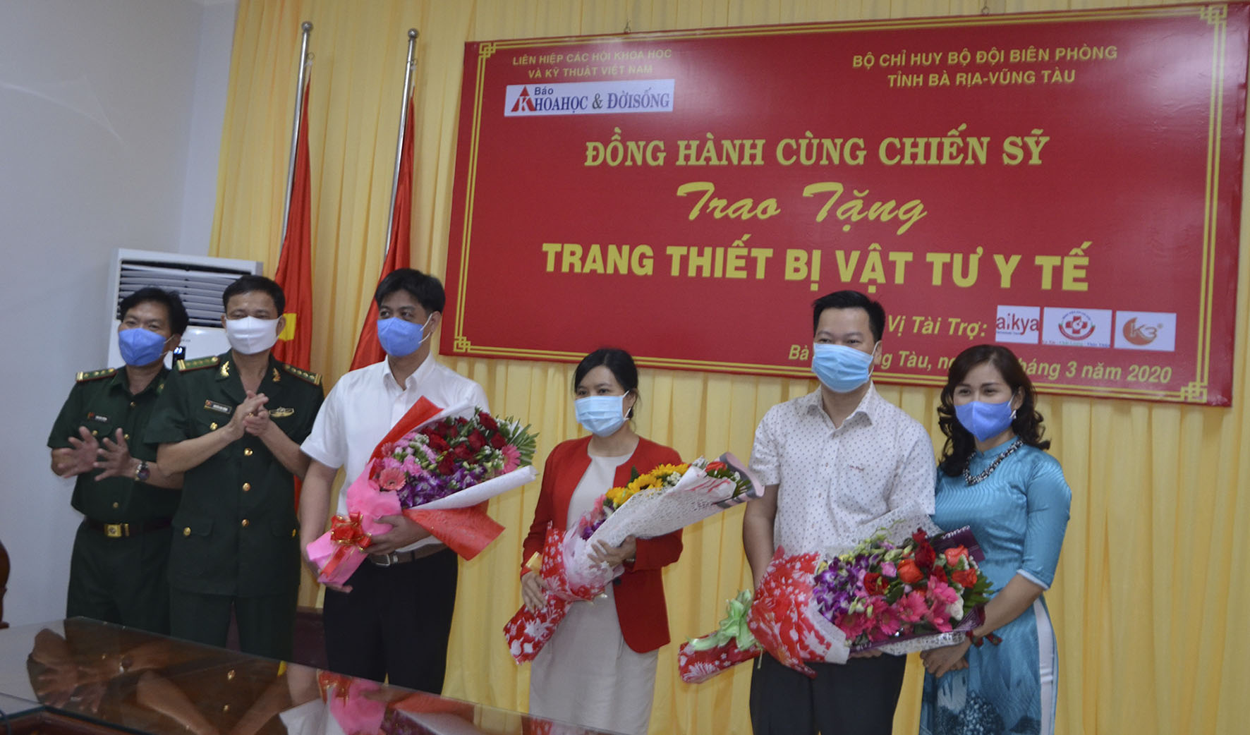 Đại tá Nguyễn Văn Thống, Phó Chính ủy Bộ Chỉ huy Bộ đội Biên phòng tỉnh (thứ 2 từ trái qua) tặng hoa các nhà tài trợ.