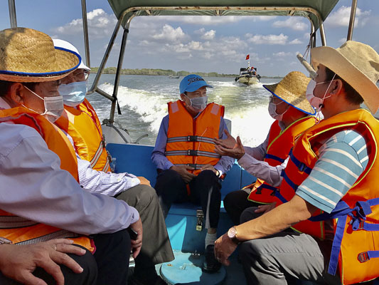 Sở NN-PTNT báo cáo ông Nguyễn Văn Thọ, Chủ tịch UBND tỉnh (người ngối giữa) về tình hình nuôi trồng thủy sản lồng bè trên sông.