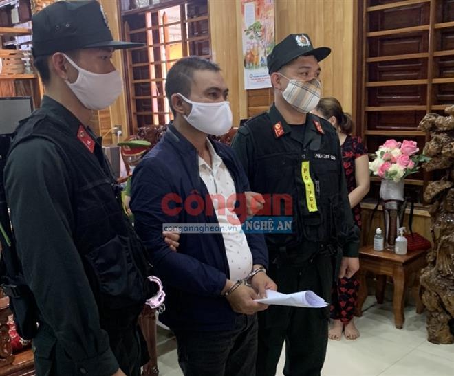 Đối tượng Thảo nghe đọc lệnh khởi tố và bắt tạm giam