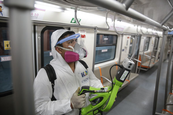Nhân viên khử trùng tàu điện ngầm ở Mexico City, Mexico nhằm ngăn dịch COVID-19 lây lan. 