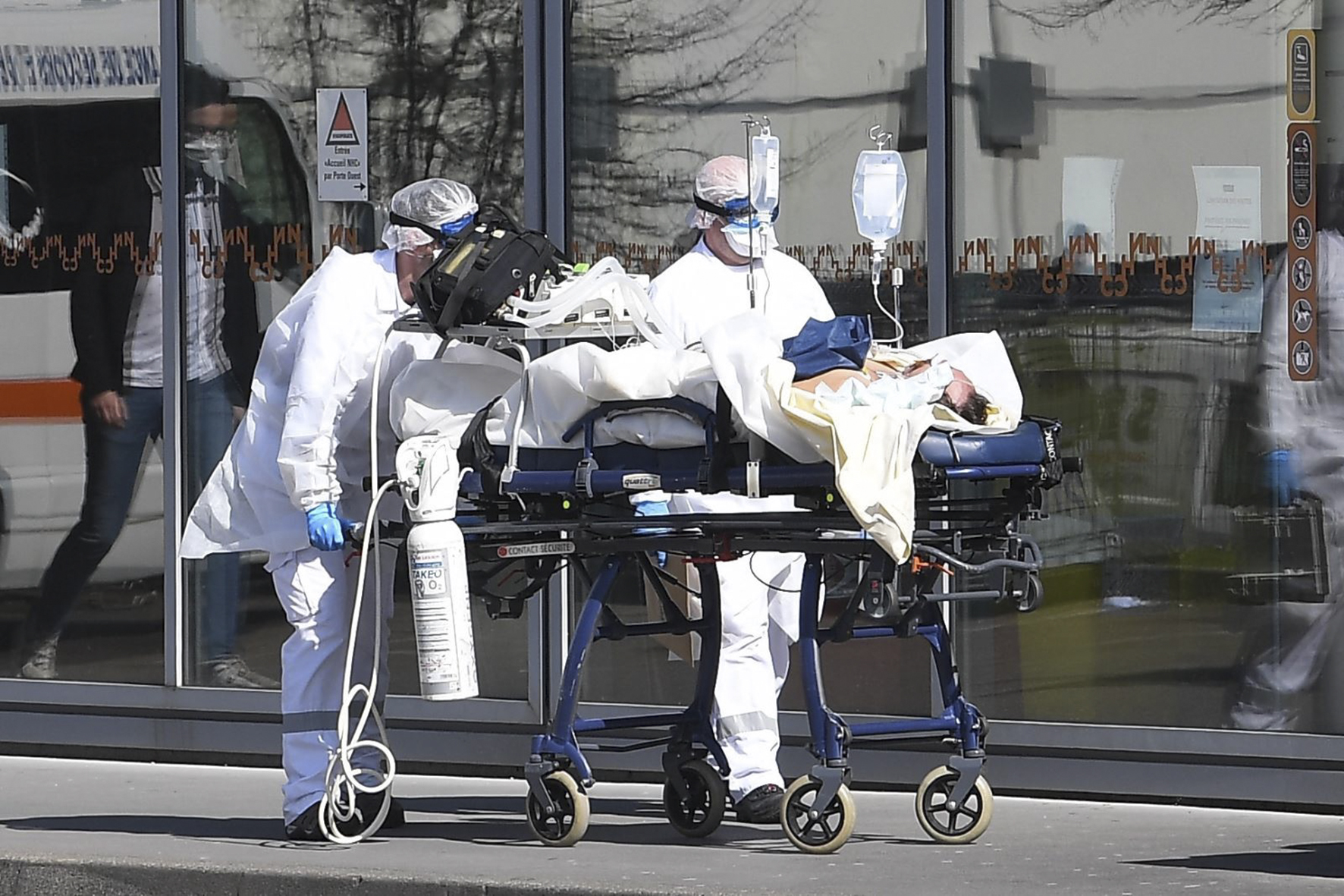 Nhân viên y tế chuyển bệnh nhân nhiễm COVID-19 tới bệnh viện ở Strasbourg, Pháp, ngày 16/3/2020. Ảnh: AFP/ TTXVN