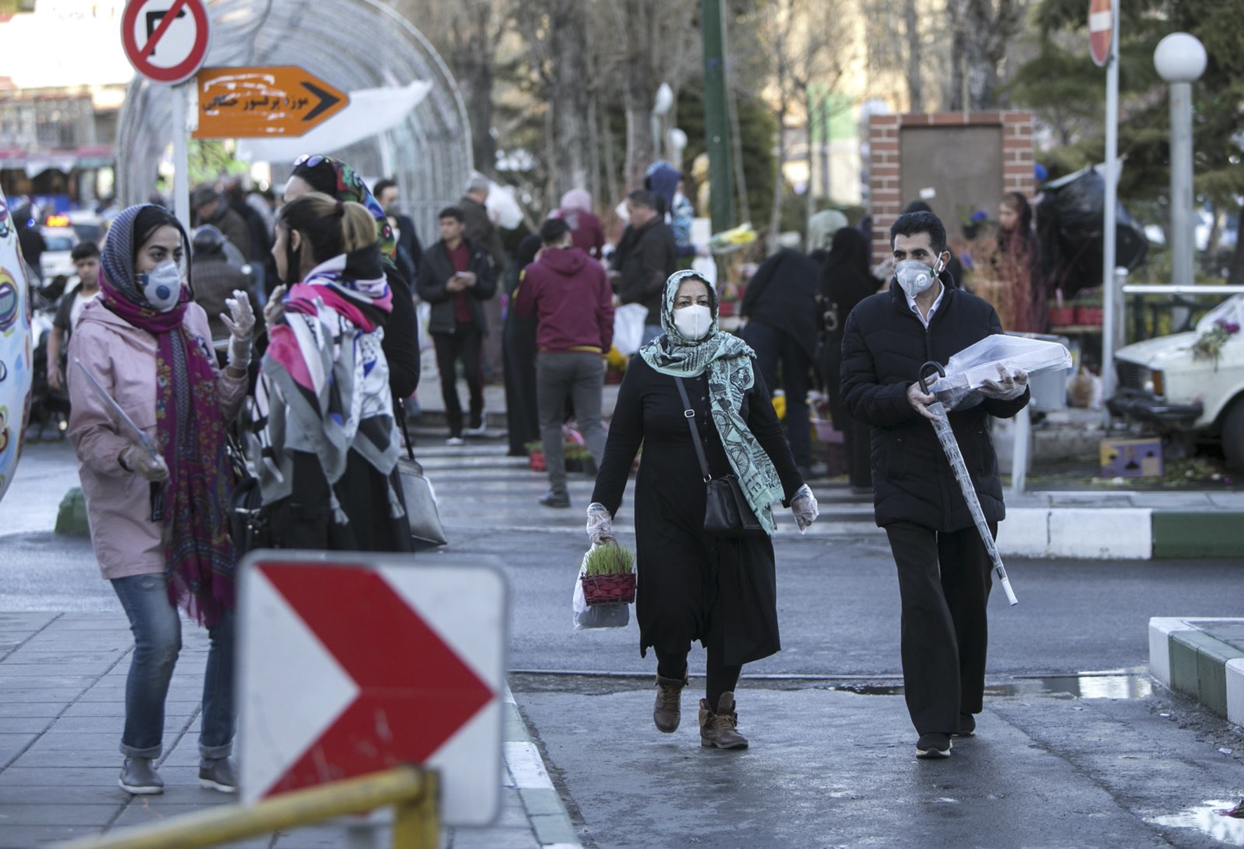 Người dân đeo khẩu trang để phòng tránh lây nhiễm COVID-19 tại Tehran, Iran, ngày 19/3/2020. Ảnh: THX/ TTXVN