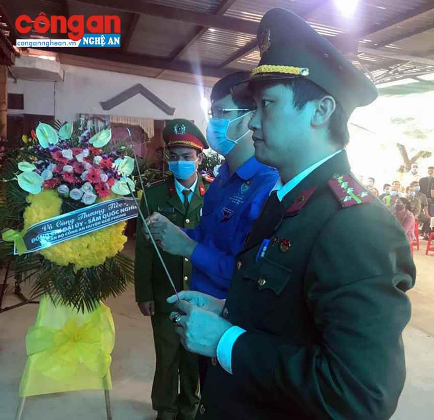 Đồng chí Phạm Văn Toàn, Phó Bí thư Tỉnh đoàn và Đại úy Nguyễn Đình Khánh, Bí thư Đoàn thanh niên Công an tỉnh đã đến viếng, truy tặng Huy hiệu cho đồng chí   