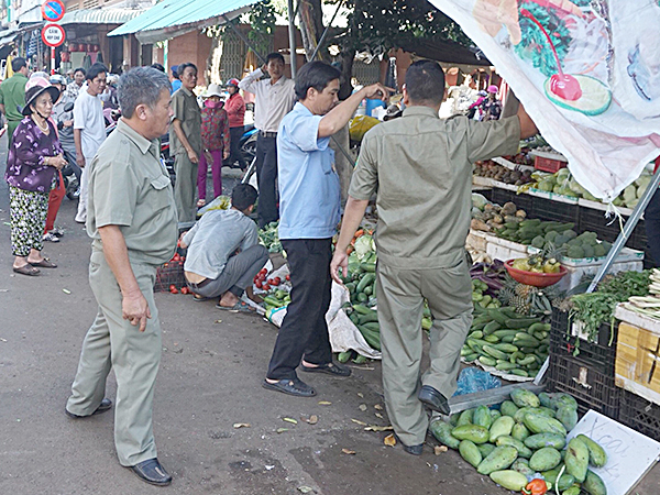 Lực lượng chức năng thị trấn Ngãi Giao ra quân xử lý tình trạng lấn chiếm lòng đường, vỉa hè tại khu vực Trung tâm thương mại Ngãi Giao.