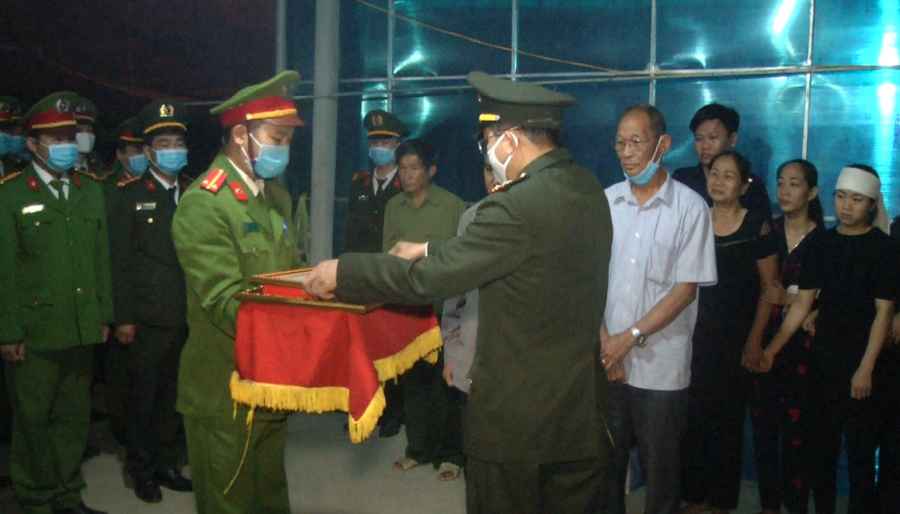 Đại diện Công an tỉnh Nghệ An trao Huân chương dũng cảm của Chủ tịch nước và Bằng  khen của Bộ trưởng Bộ Công an tới nhân thân gia đình đồng chí Nghĩa.  