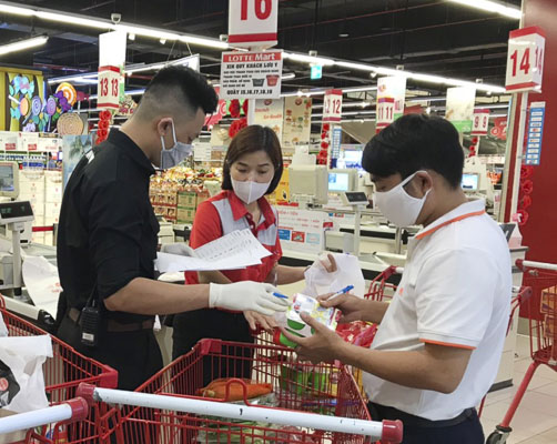 Nhân viên siêu thị Lotte Mart Vũng Tàu kiểm tra đơn hàng khách đặt online trước khi giao hàng.