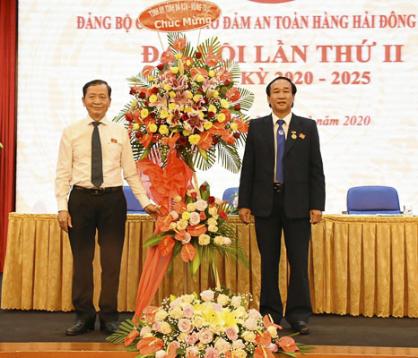 Đồng chí Lương Trí Tiên, Ủy viên Ban Thường vụ Tỉnh ủy, Trưởng Ban Nội chính Tỉnh ủy tặng hoa chúc mừng Đại hội.