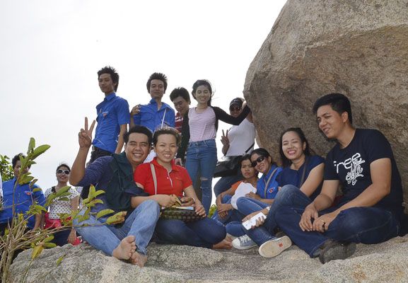 Một nhóm du khách chụp ảnh lưu niệm trên khu vực Hòn Đá Chẻ cuối năm 2019. Ảnh: MINH HIỀN