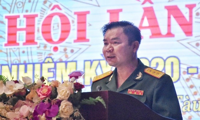 Thượng tá Trương Huy Bình, Bí thư Đảng ủy Phòng Chính trị, Phó Chủ nhiệm Chính trị Bộ CHQS tỉnh trình bày Báo cáo chính trị tại Đại hội.