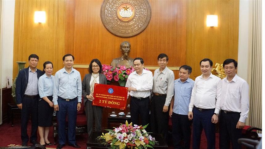 Lãnh đạo BHXH Việt Nam trao số tiền ủng hộ