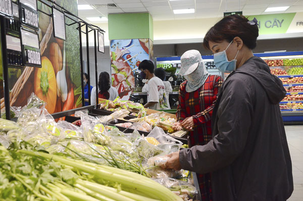 Người dân chọn mua rau tại Siêu thị Co.op Mart Vũng Tàu sáng 28/3.    