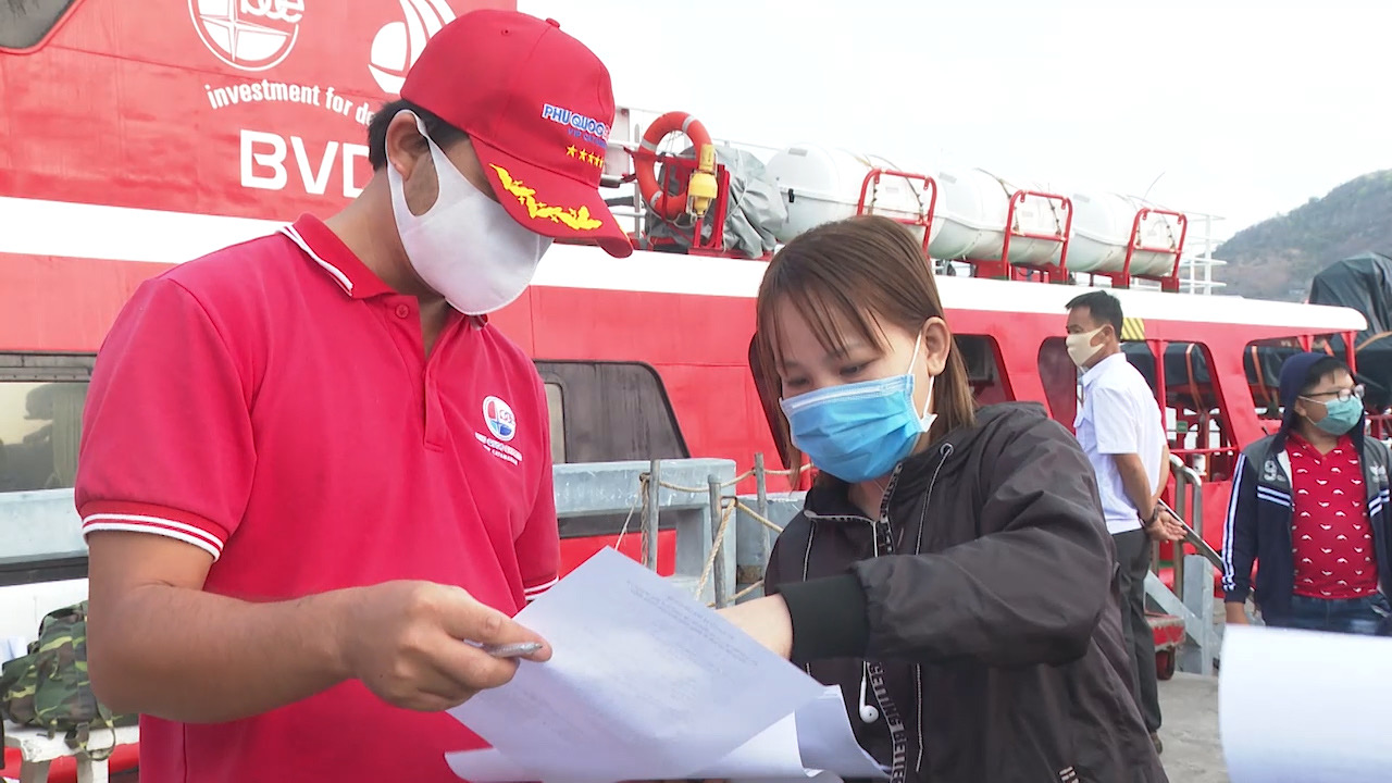 Hành khách khai báo y tế tại bến cảng Cầu Đá Vũng Tàu trước khi lên tàu đi Côn Đảo.