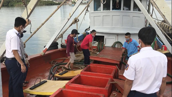 Lực lượng Cảnh sát biển kiểm tra hàng hóa trên tàu cá cải hoán số hiệu BTr 99996.