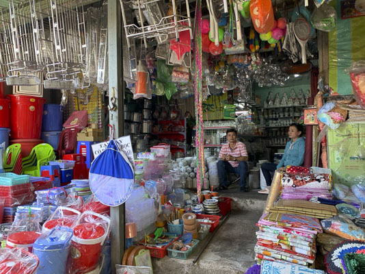 Ông Huỳnh Bá Hoàng, chủ tiệm tạp hóa bán sỉ ở chợ Bà Tô đã gắn bó với chợ từ khi mới hình thành.