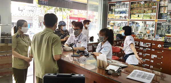  Lực lượng Đội QLTT số 2 - Cục QLTT tỉnh kiểm tra hoạt động kinh doanh thuốc chữa bệnh tại một nhà thuốc trên đường Bacu, TP.Vũng Tàu.  