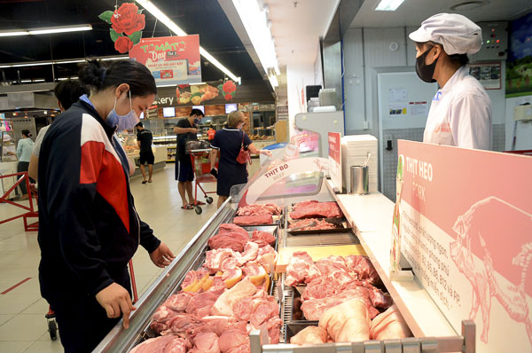 Người dân mua thịt heo tại siêu thị Lotte Mart Vũng Tàu chiều 1/4.