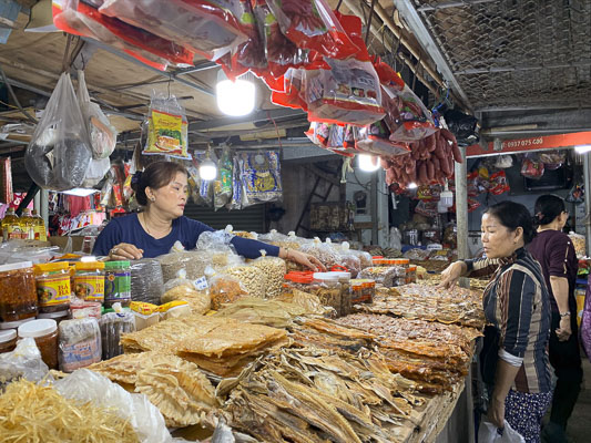 Một gian hàng bán hải sản khô ở chợ Bà Tô. Ảnh: HUYỀN TRANG