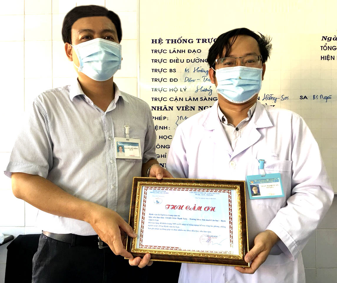 Đại diện bệnh viện Lê Lợi trao Thư cám ơn cho Th.s, Bác sĩ Trần  Mạnh Tuân đã tài trợ máy đo thân nhiệt cho bệnh viện.