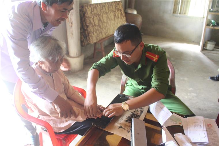 Cán bộ Đội Cảnh sát QLHC về TTXH Công an huyện Anh Sơn đến tận nhà làm thủ tục cấp CMND cho người dân
