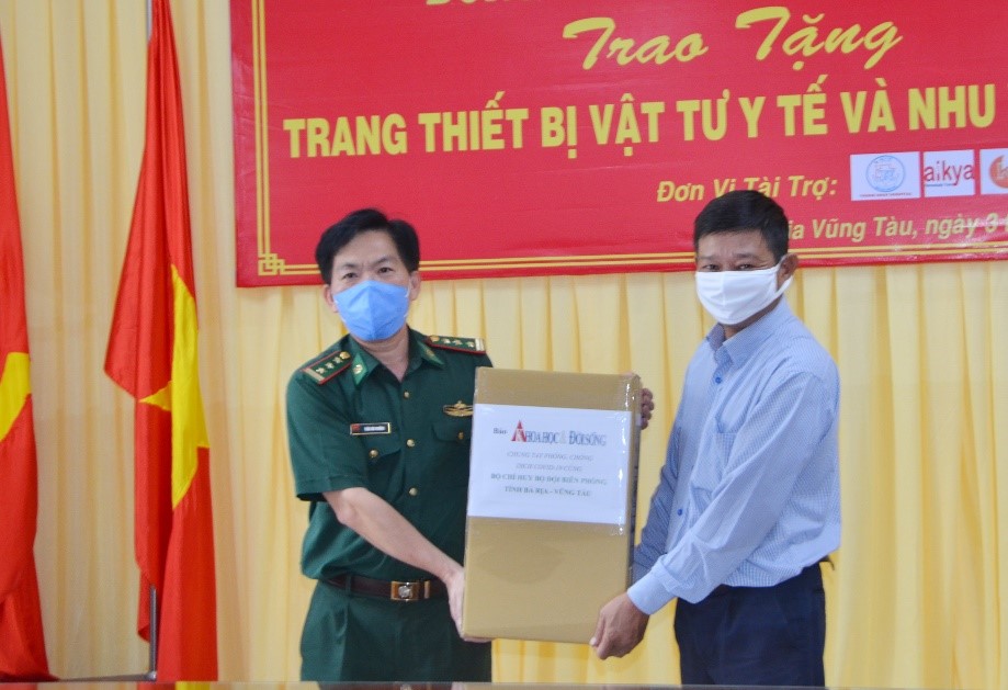 Ông Ngô Hiền Phong, Giám đốc Công ty Minh Huy, đại diện nhà tài trợ trao trang thiết bị y tế đến Thượng tá Trần Văn Trường, Phó Chỉ huy trưởng Bộ Chỉ huy Bộ đội Biên phòng tỉnh.