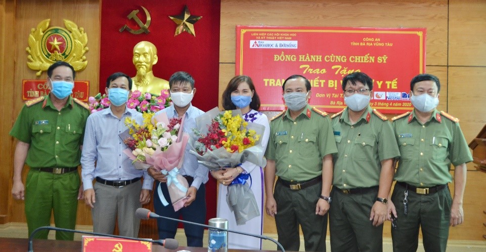 Đại diện Công an tỉnh tặng hoa cảm ơn nhà báo Bùi Hương, đại diện Báo Khoa học & Đời sống cùng các nhà tài trợ.