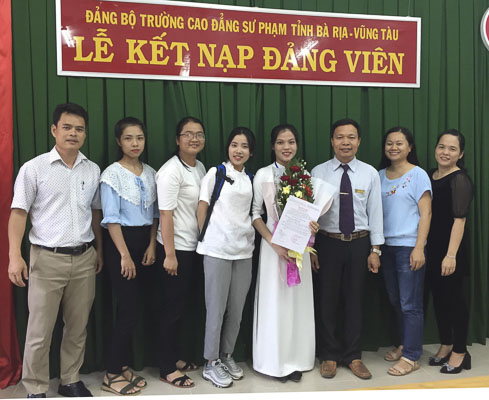 Đảng bộ Trường CĐ Sư phạm BR-VT tổ chức lễ kết nạp Đảng cho SV Đặng Thị Hiền (người cầm hoa).
