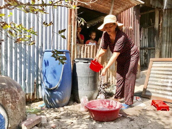 Người dân ở thôn 9 Gò Găng, xã Long Sơn (TP. Vũng Tàu) sử dụng nước sạch  của BWACO. 