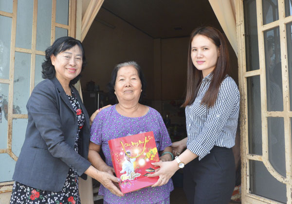 Cán bộ Hội LHPN phường Phước Nguyên thăm hỏi, tặng quà cho bà Cao Thị Hoa (tổ 1, khu phố 3, phường Phước Nguyên, TP. Bà Rịa).
