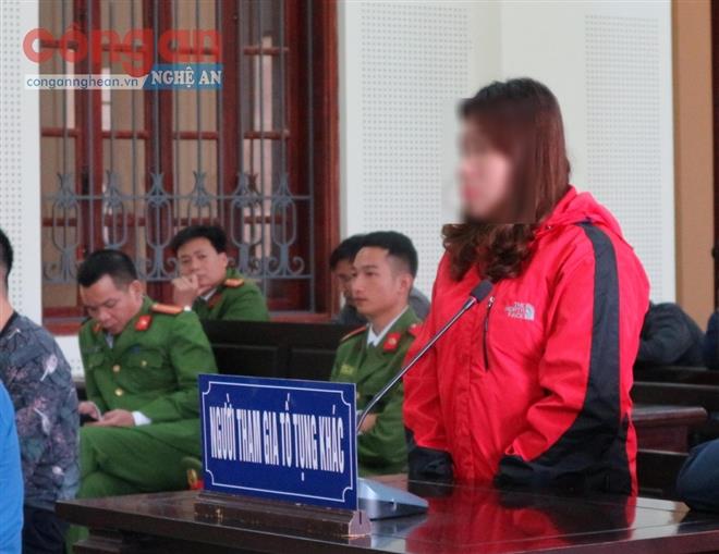 Con của bị cáo Vũ Văn Sơn đứng lên xin giảm nhẹ hình phạt cho bố mình 