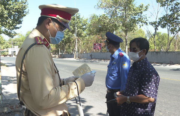 Lực lượng CSGT và Thanh tra giao thông kiểm tra thông tin một trường hợp tại chốt Quốc lộ 55.  Ảnh: VĂN ANH