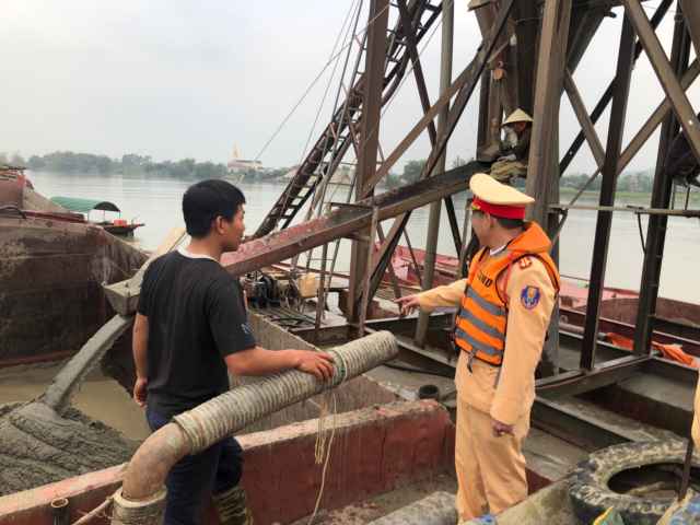 Đội cảnh sát đường thuỷ bắt quả tang 1 tàu đang khai thác cát trái phép. 