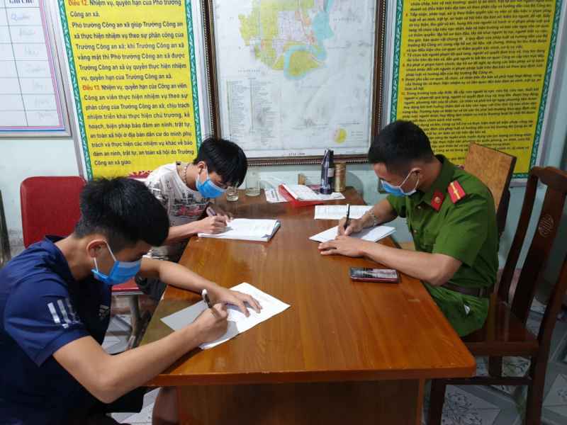 Tổ công tác công an huyện Diễn Châu lập biên bản xử phạt với hai đối tượng: Ngô Sỹ Dũng và Trần Như Luật, mỗi người 200 nghìn đồng hợp không đeo khẩu trang nơi công cộng
