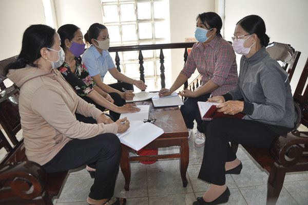 Chị Nguyễn Thị Kim Quyên (thứ 2 từ phải qua) cùng các chị em họp triển khai các công việc của Hội LHPN phường.