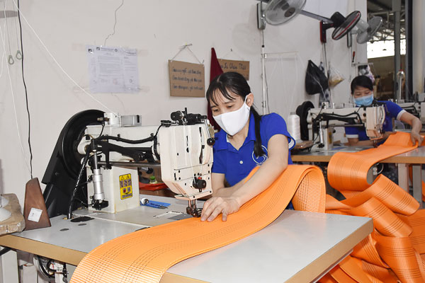 Sản xuất dây cáp vải tại Công ty CP Liên hiệp Mê Kông. 