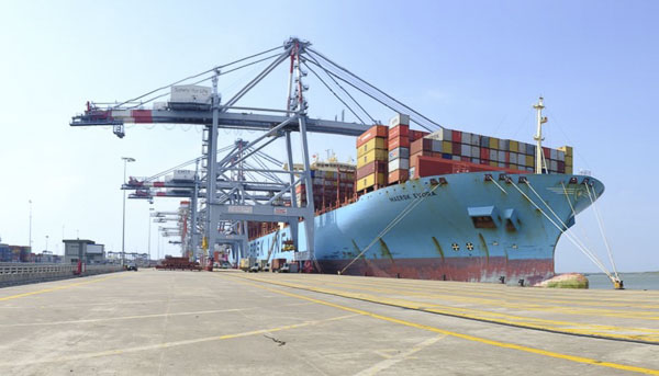 Quý I/2020 khối lượng hàng hóa thông qua cảng biển Việt Nam đạt hơn 159 triệu tấn, tăng 8,4% so với cùng kỳ năm 2019. Trong ảnh: Tàu hãng Maersk Line thuộc liên minh 2M cập Cảng quốc tế Cái Mép tháng 2/2020. Ảnh: TRÀ NGÂN