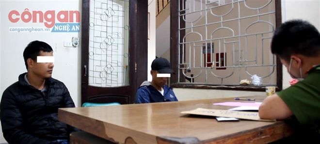 Hai trường hợp bị xử phạt do không mang khẩu trang                                                         tại phường Hưng Dũng trong chiều 13/4.