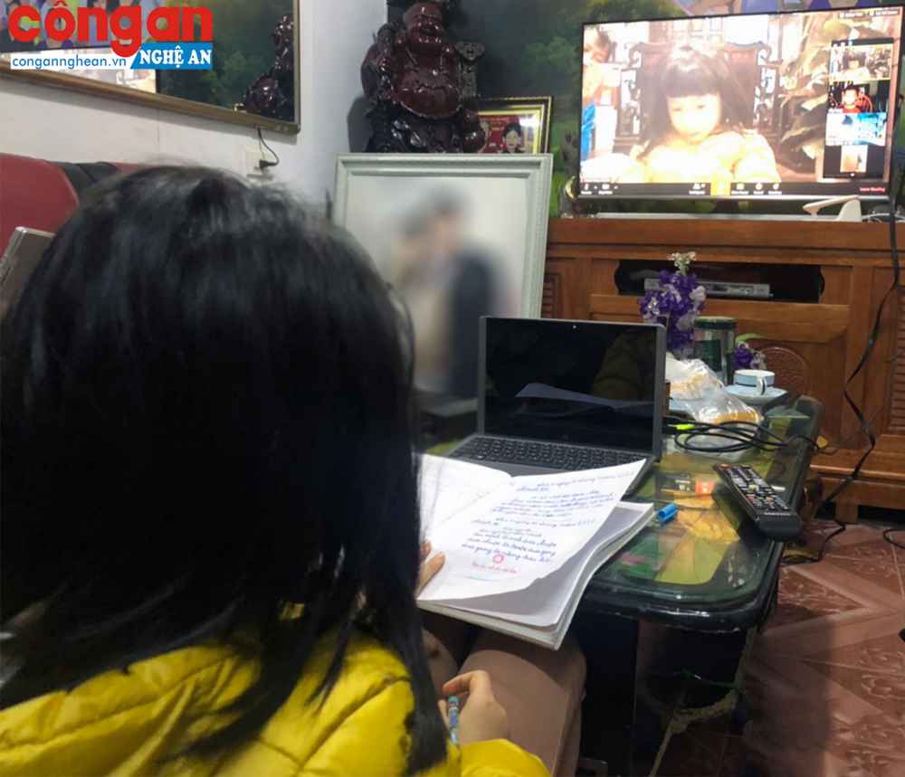 Học online là hình thức phổ biến trong mùa dịch. Ảnh: Bình Minh 