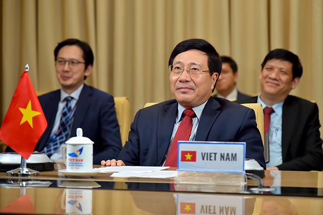 Phó Thủ tướng, Bộ trưởng Bộ Ngoại giao Phạm Bình Minh tham dự Hội nghị trực tuyến cấp Bộ trưởng Ngoại giao với chủ đề hợp tác quốc tế phòng chống dịch COVID-19 trong khuôn khổ Liên minh vì Chủ nghĩa đa phương. - Ảnh: VGP/Hải Minh