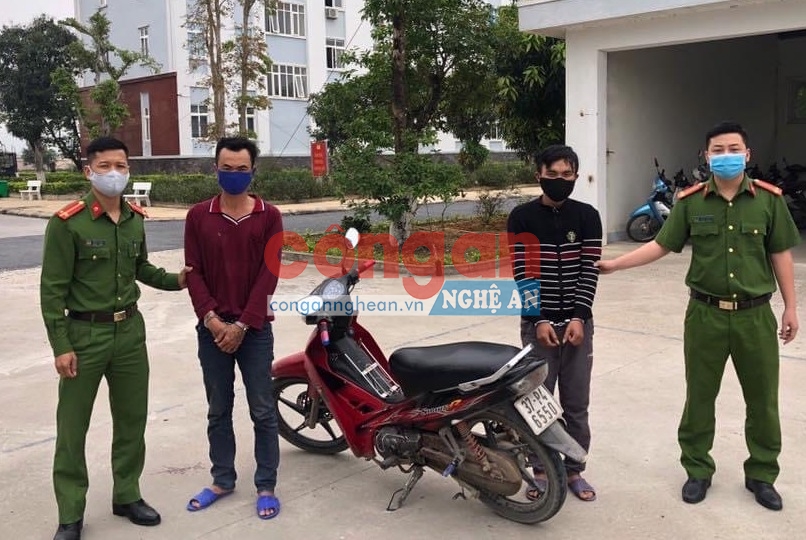 2 đối tượng cùng tang vật tại cơ quan công an
