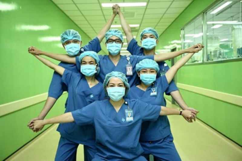 Trong khó khăn, người Việt Nam luôn thể hiện tinh thần đoàn kết và lòng yêu nước nồng nàn