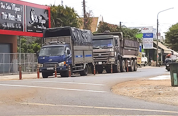 Xe tải trọng lớn lưu thông trên đường Suối Nghệ - Nghĩa Thành.