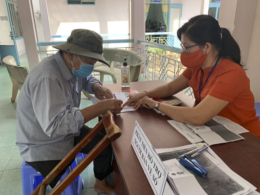 Ông Khúc Văn Tranh nhận tiền hỗ trợ  tại UBND phường Long Toàn (TP.Bà Rịa).