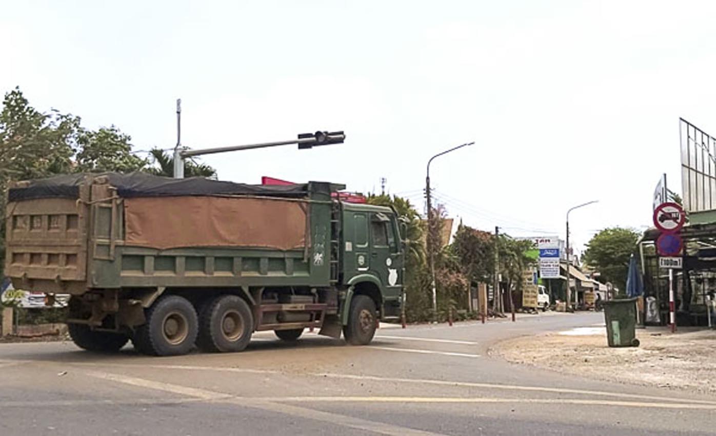 Xe ben tải trọng 20-30 tấn từ Quốc lộ 56 rẽ vào đường Suối Nghệ - Nghĩa Thành có biển cấm xe tải trên 10 tấn.