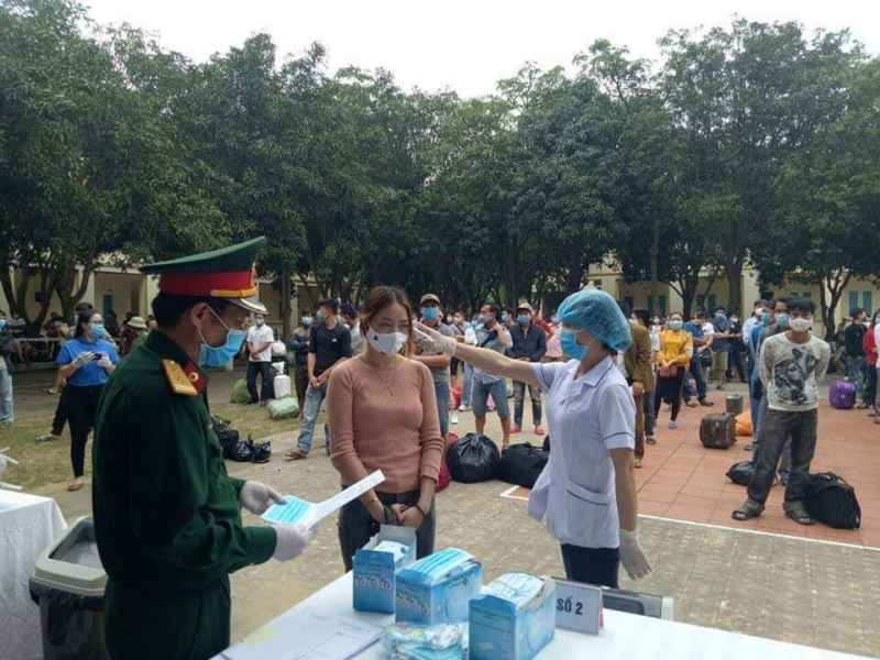 Các bệnh nhân được đo thân nhiệt trước khi rời khu cách ly trở về gia đình