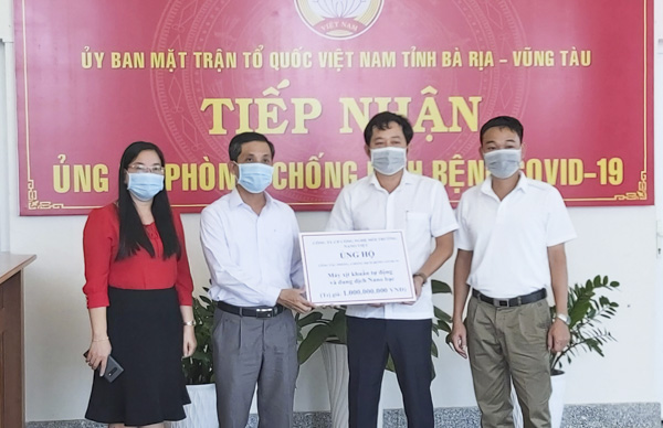 Ông Trịnh Thanh Sơn (thứ hai từ phải qua), đại diện Công ty CP Công nghệ Môi trường Nano Việt trao bảng tượng trưng ủng hộ máy xịt khuẩn tự động và dung dịch Nano bạc cho UBMTTQVN tỉnh. Ảnh: DIỄM QUỲNH
