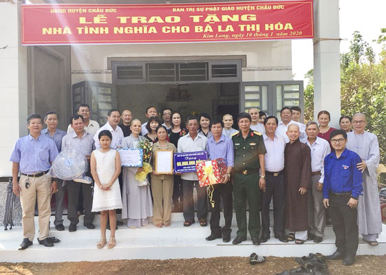 Đại diện UBND, UBMTTQVN và Ban Trị sự GHPGVN huyện Châu Đức trao nhà cho hộ gia đình bà Lê Thị Hóa (thôn Tam Long, xã Kim Long) tháng 1/2020.