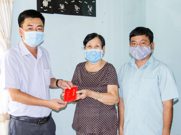 Bà Phạm Thị Búp (giữa) trao số tiền ủng hộ cho Quỹ “Tấm lòng vàng” của Báo Bà Rịa -  Vũng Tàu.